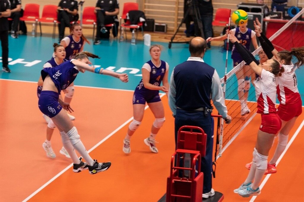    Сургутские волейболистки дебютировали в Лиге чемпионов