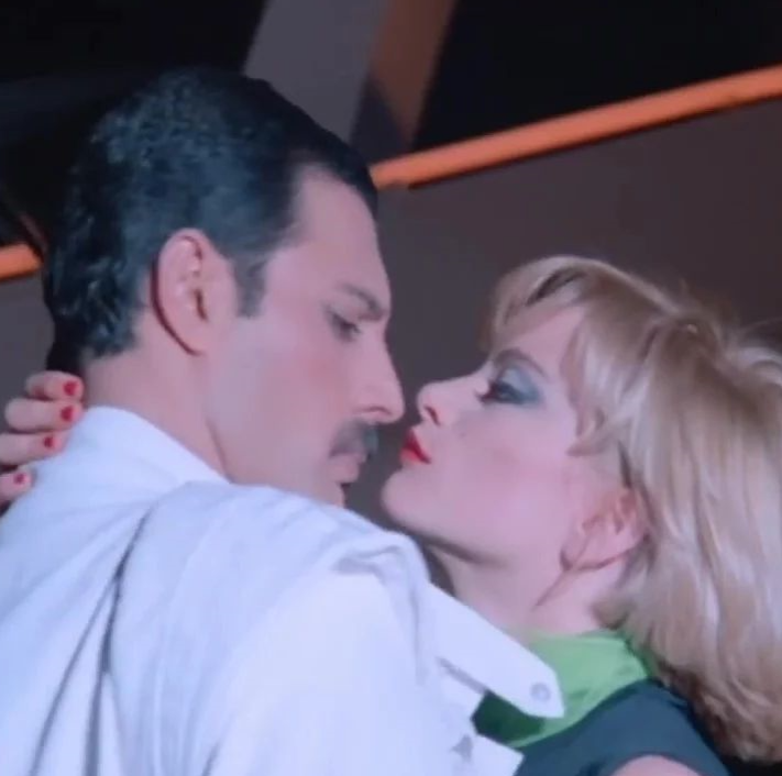 Элс Декелье с Фредди Меркьюри в клипе "I Was Born to Love You"