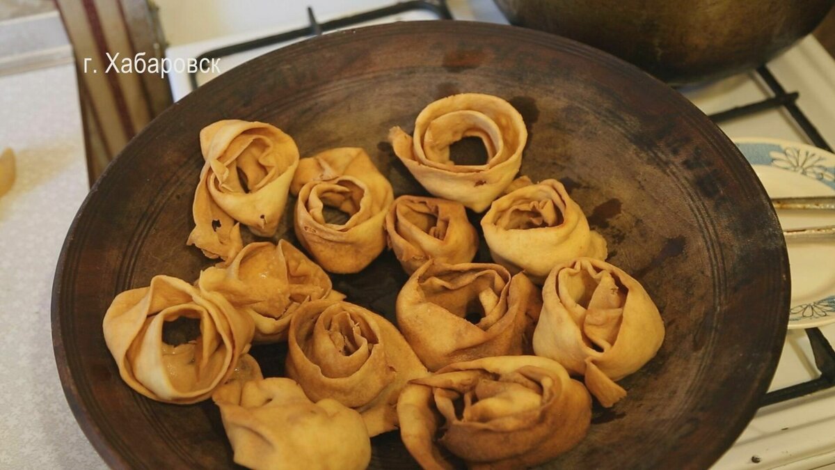     Эти царственные блюда украсят любой новогодний стол. Таджикская кухня схожа с поэзией. Есть и изысканность, есть и основательность.