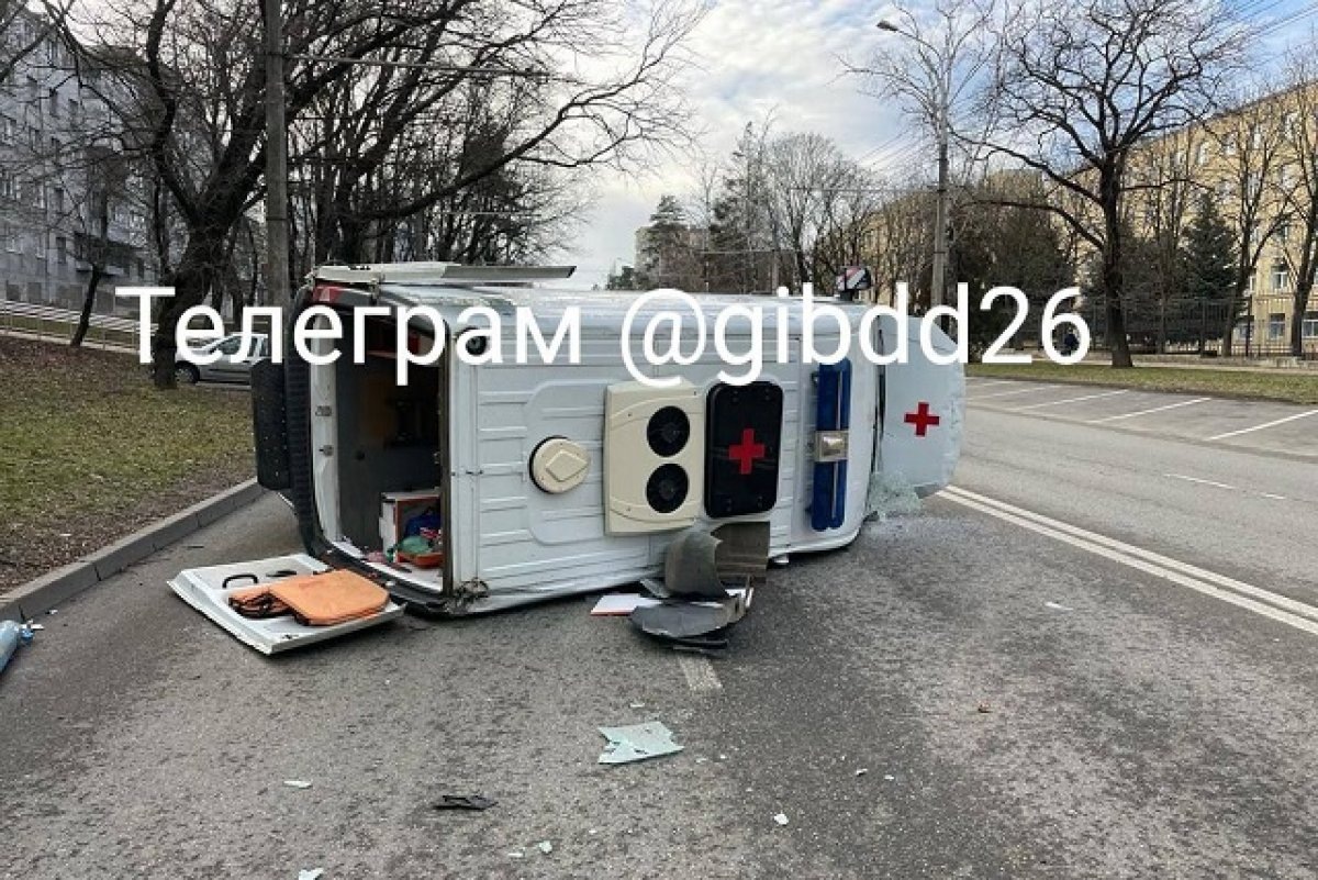    Скорая помощь с пациентом перевернулась на бок при аварии в Ставрополе