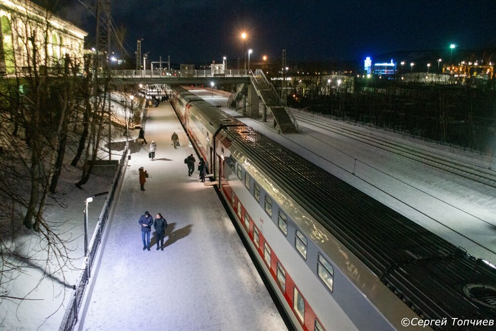 Перрон железнодорожного вокзала