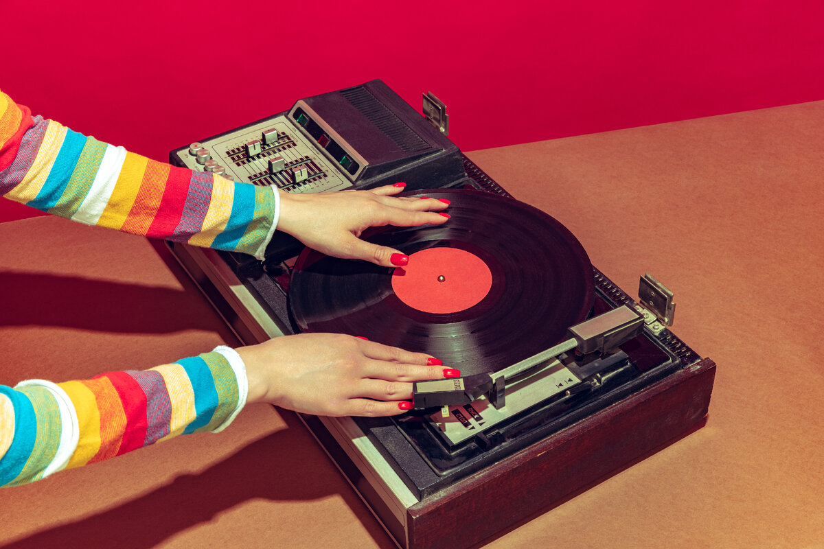 https://ru.freepik.com/free-photo/colorful-image-of-retro-vinyl-record-player-isolated-over-colorful-background-vintage-things-in-modern-life_26450699.htm#query=90%20года&position=34&from_view=search&track=sph