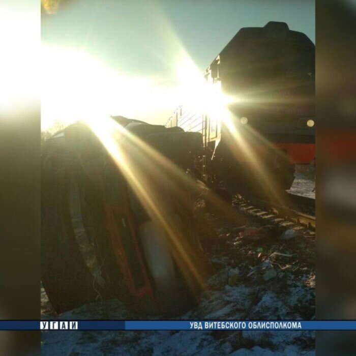 Поезд смял микроавтобус в Витебской области - Фото