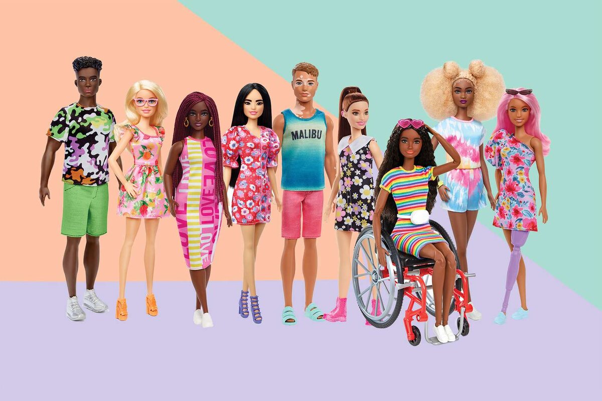 На фото и кукла на инвалидной коляске, и с протезом и со слуховым аппаратом (в розовых ботинках)