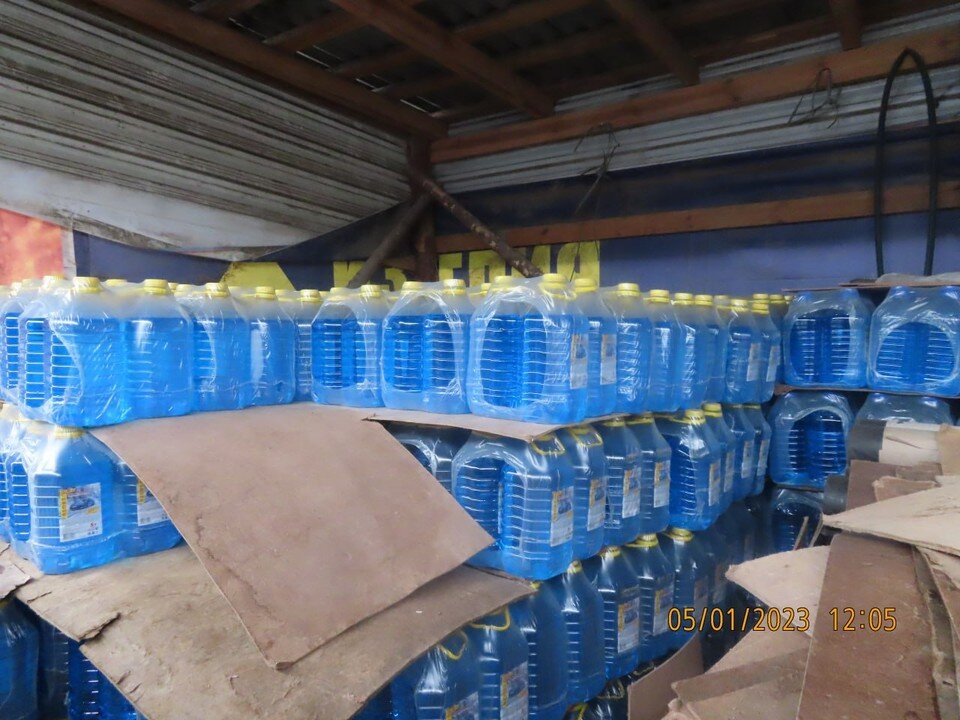     Под видом жидкости для электронных сигарет могли продать незамерзайку. Фото: Телеграм-канал «Управление оперативных мероприятий инспекции Министерства по налогам и сборам Республики Беларусь».