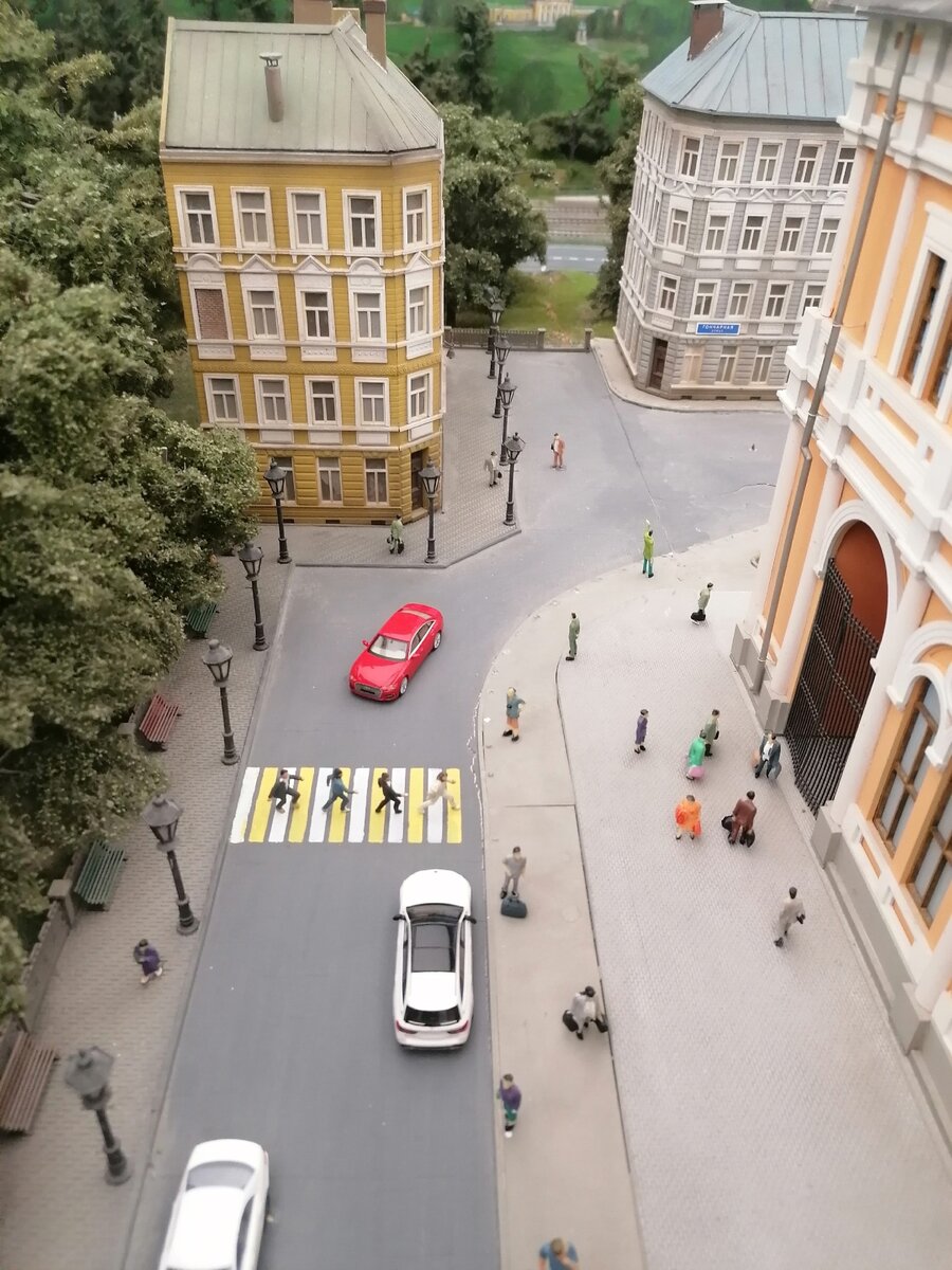 Дитенок с моей подругой ездили в МСК на выставку царь-макет ,пока я дома не в силах шевелиться (не стала просить остаться, рассчитывала справиться сама).