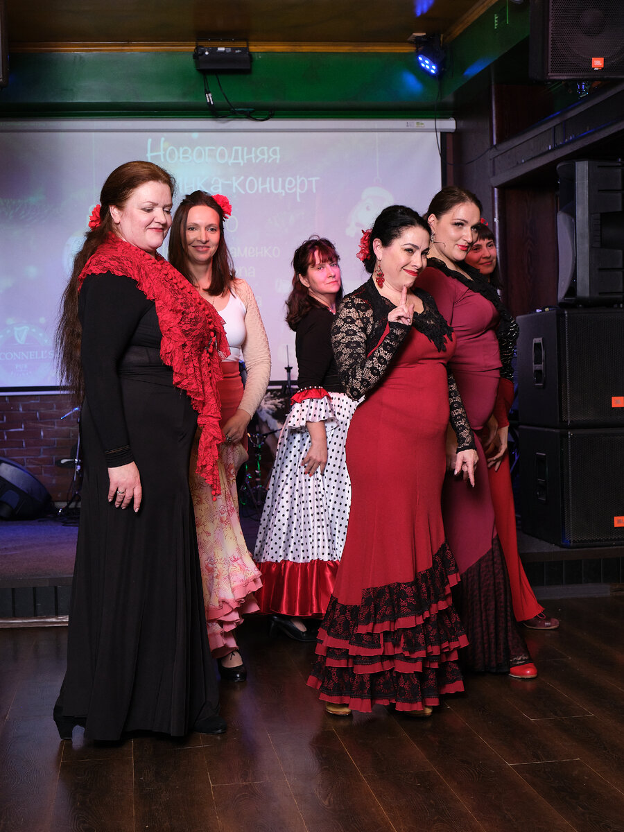 Младшая группа и руководитель школы фламенко “Alma Gitana” исполняют тангос на новогодней вечеринке-концерте в ирландском пабе “O'Connell's”. 28 декабря 2022 г.