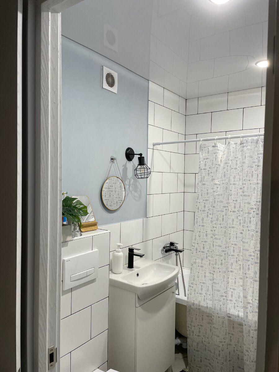 Вот здесь уже чёрная затирка. На тумбе заменила ручку на чёрную, так смотрится интереснее