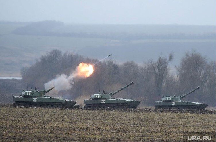 На российской военной технике, которая участвует в боях против украинских войск, нанесены вместо нашей отечественной символики (пятиконечной звезды и флага России) буквы из немецкого алфавита. То есть, таким образом, ведётся дискредитация российских вооруженных сил. На фотографии российские 122-мм самоходные гаубицы 2С1 "Гвоздика" производят стрельбу по украинским военным. 