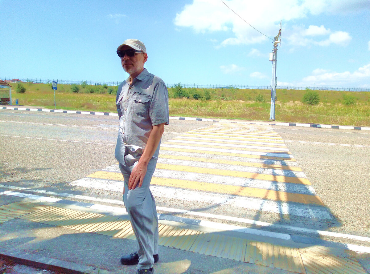 Михаил Лекс, автор рассказа. (остановка "Аэропорт", Геленджик)