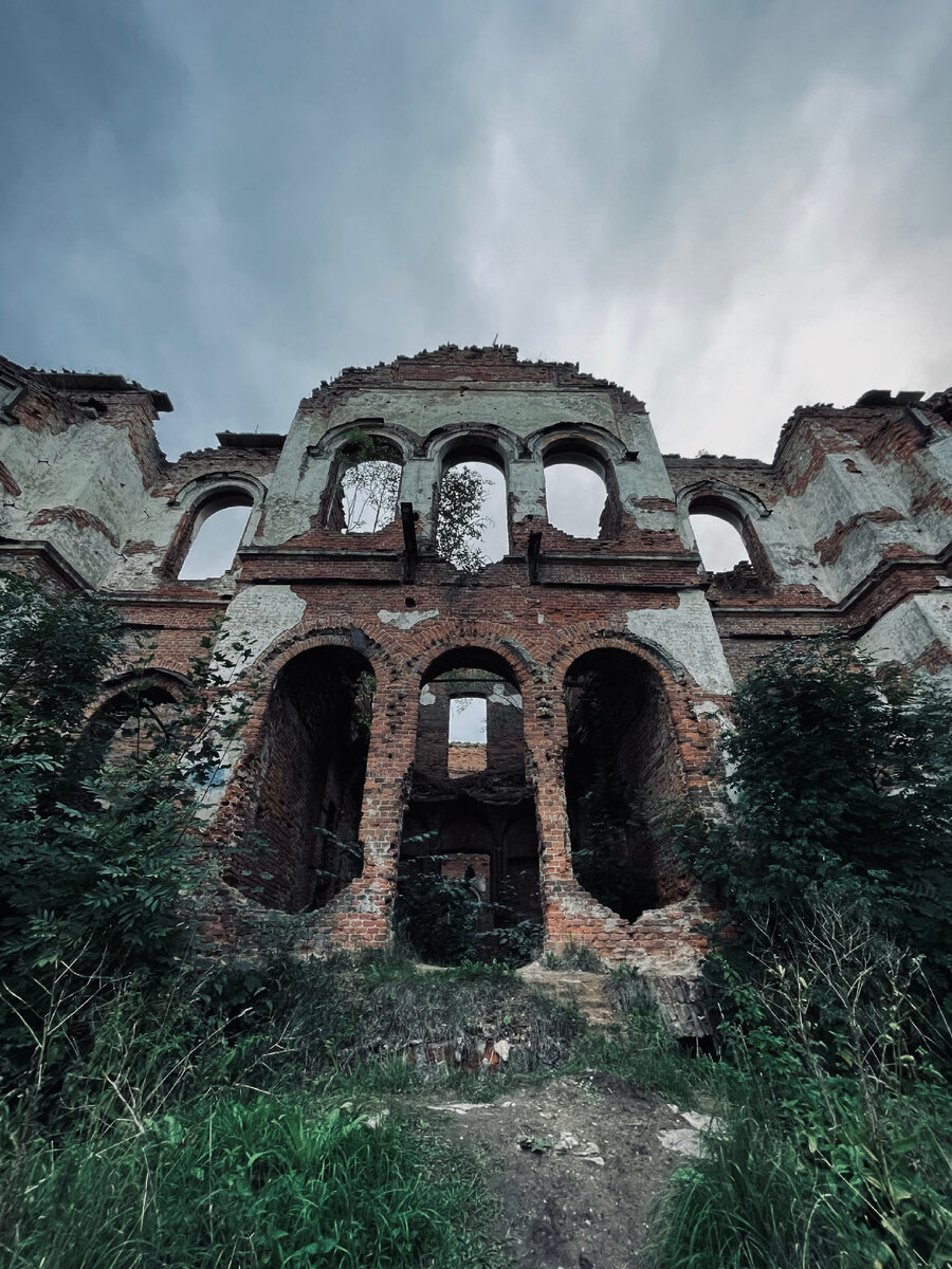 Руины усадьбы в Гостилицах