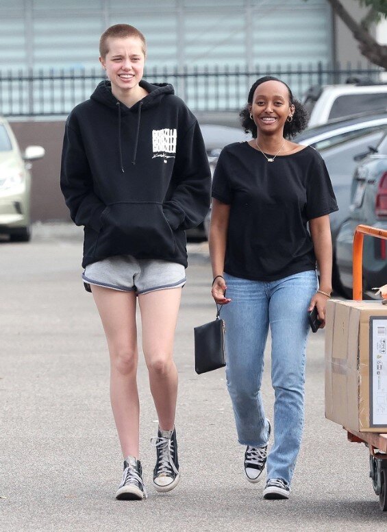    Шайло и Захара Джоли-Питт на шопингеСоцсети