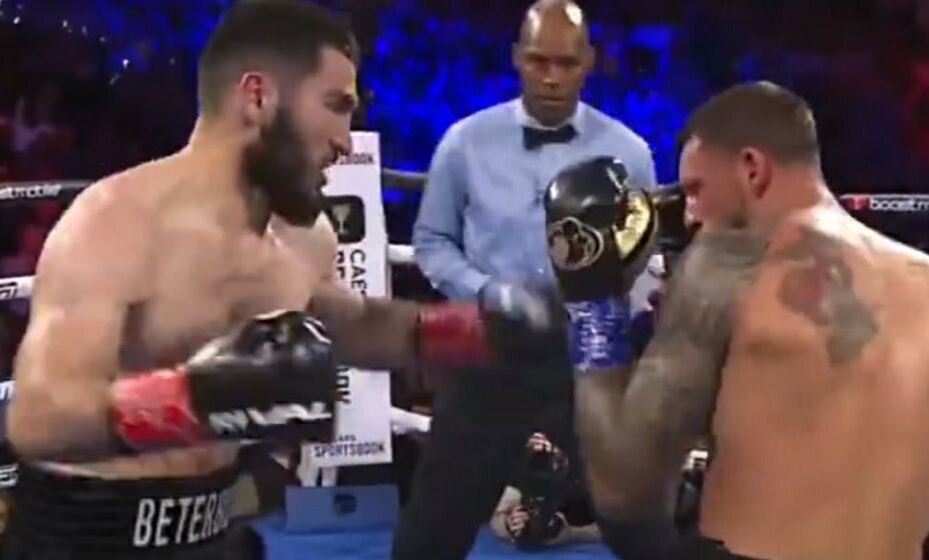    Артур Бетербиев не оставил ни единого шанса Смиту-младшему. Фото: скриншот видео соцсетей