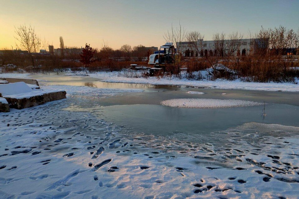     В новогодние праздники вода из канализации заливала подвалы гаражей липчан