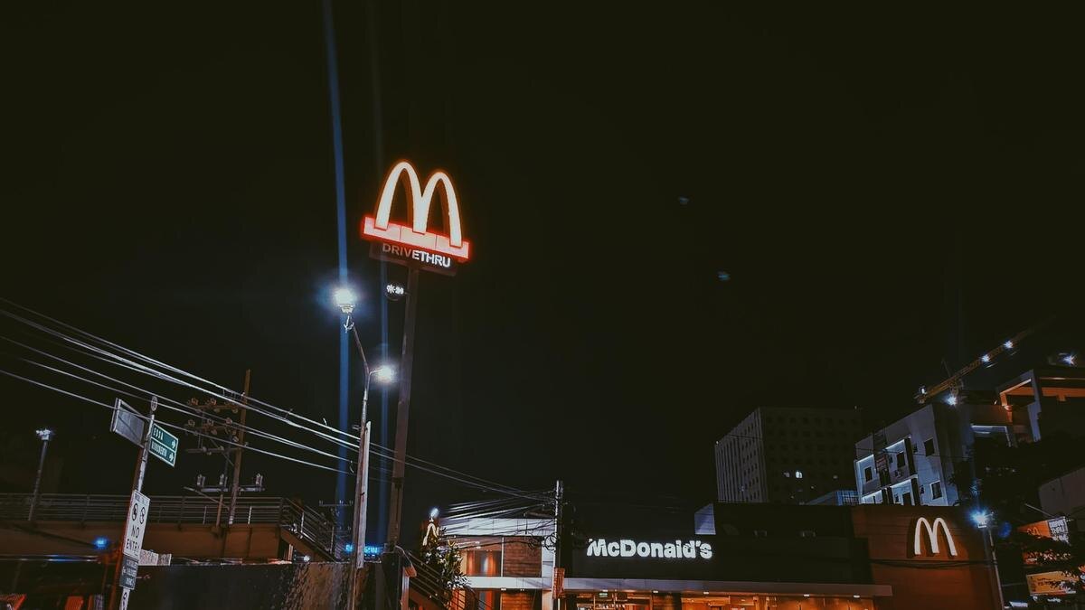    Ресторан McDonald's ночью:Pexels