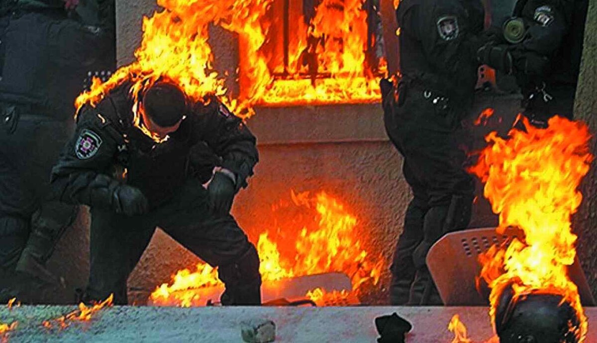 А так так выглядит «мирный протест» против «отказа правительства от евроинтеграции».  