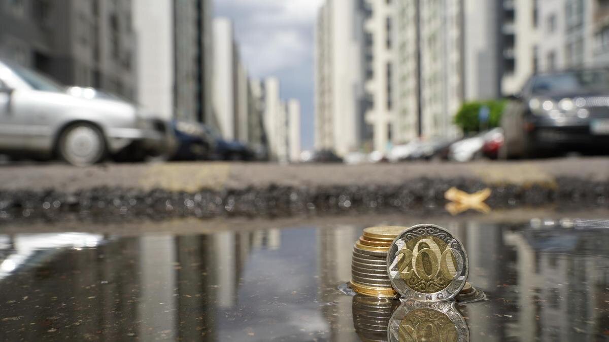    Монеты на фоне домов.:NUR.KZ/Владимир Третьяков