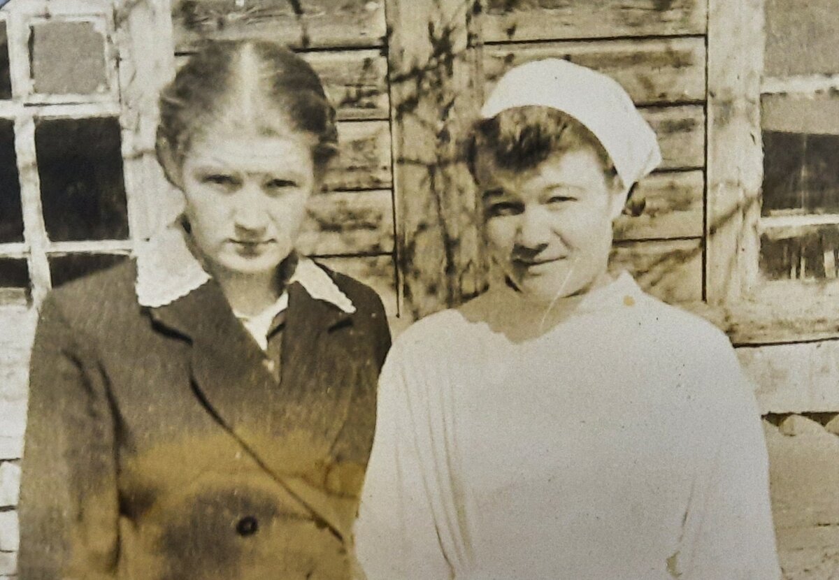 Бабушка справа