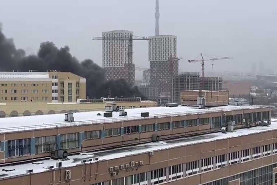     Пожар вспыхнул в автосервисе на улице Добролюбова в Москве Фото: стоп-кадр из видео