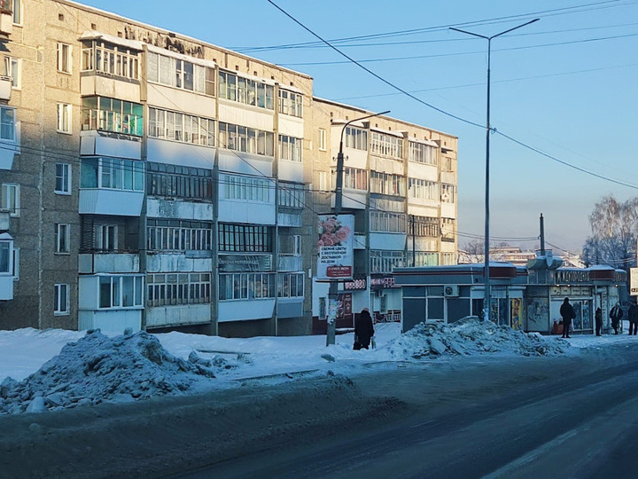     Огромные кучи на остановках общественного транспорта – до весны.