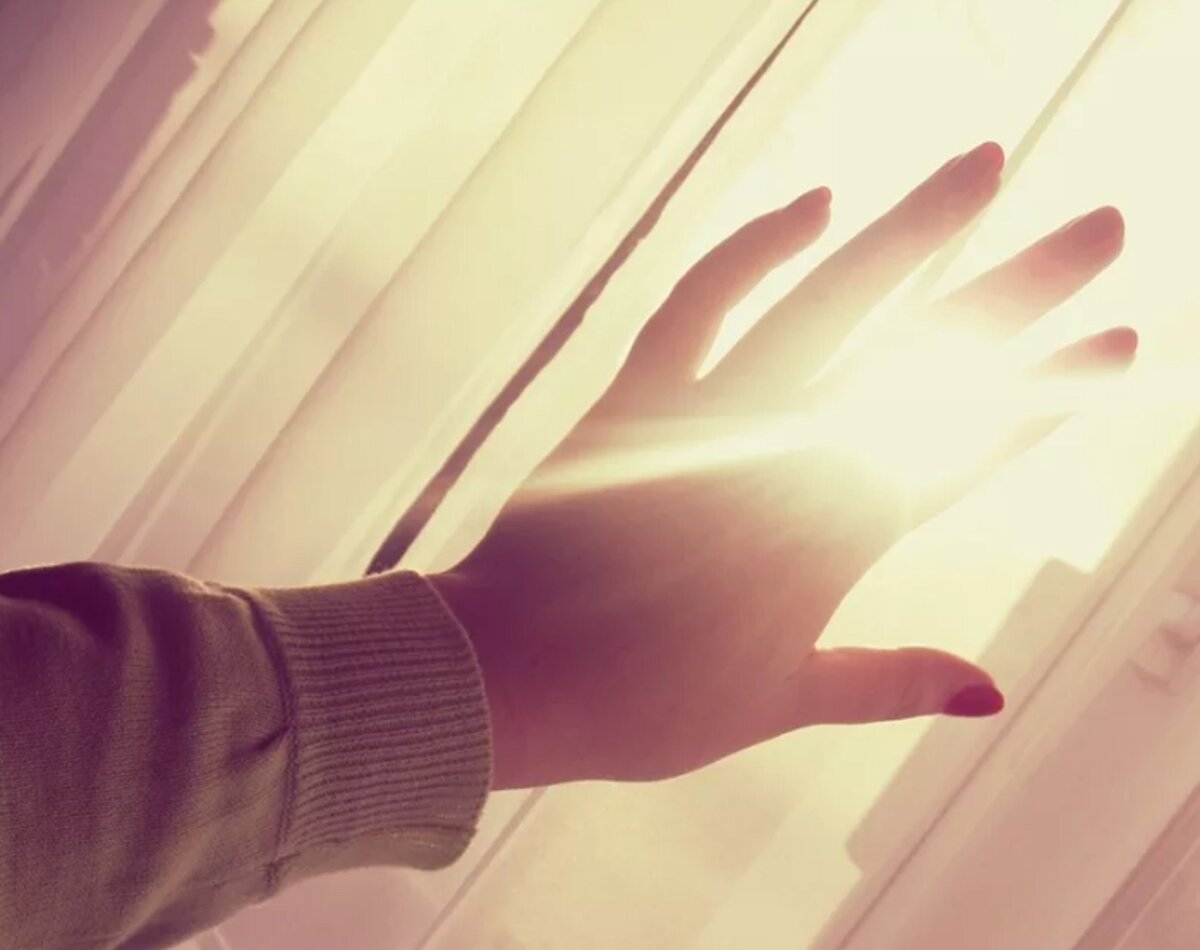Протянутая женская рука. Рука тянется к солнцу. Солнце в руках. Рука в лучах солнца. Рука девушки.