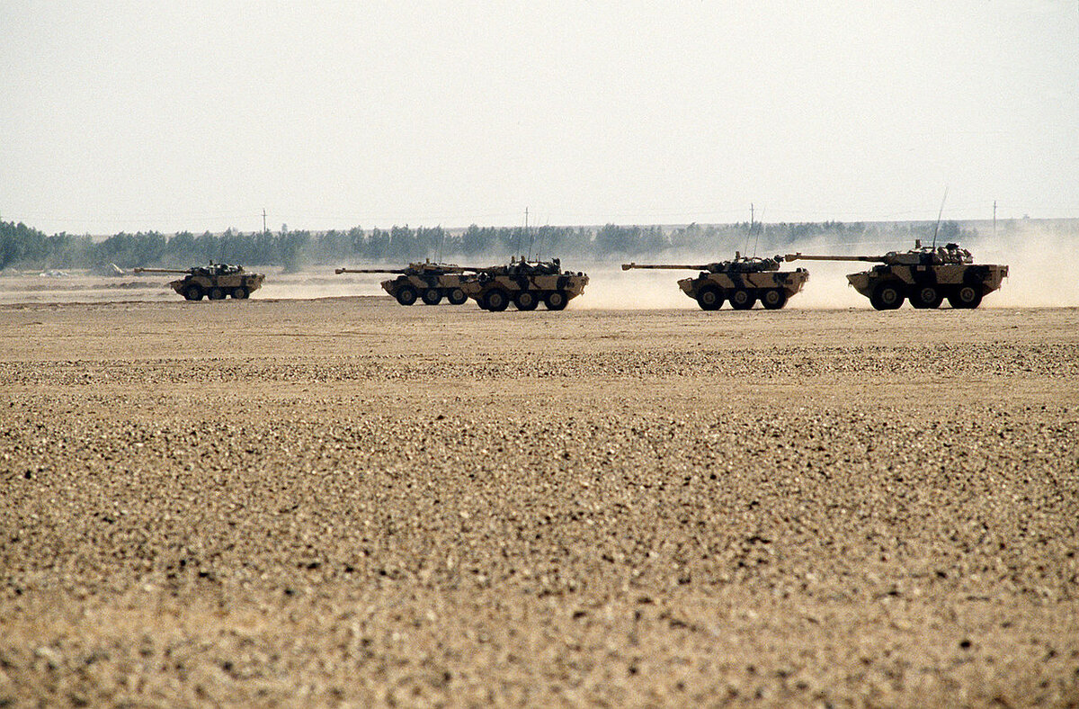 Колесные танки AMX-10RC во время операции "Щит пустыни" 1990-1991 годы