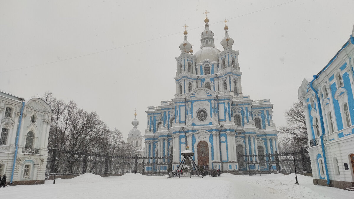 Смольный собор в снегу. Фото: Кирилл Полиенко/Polienko: путешествуем вдвоём