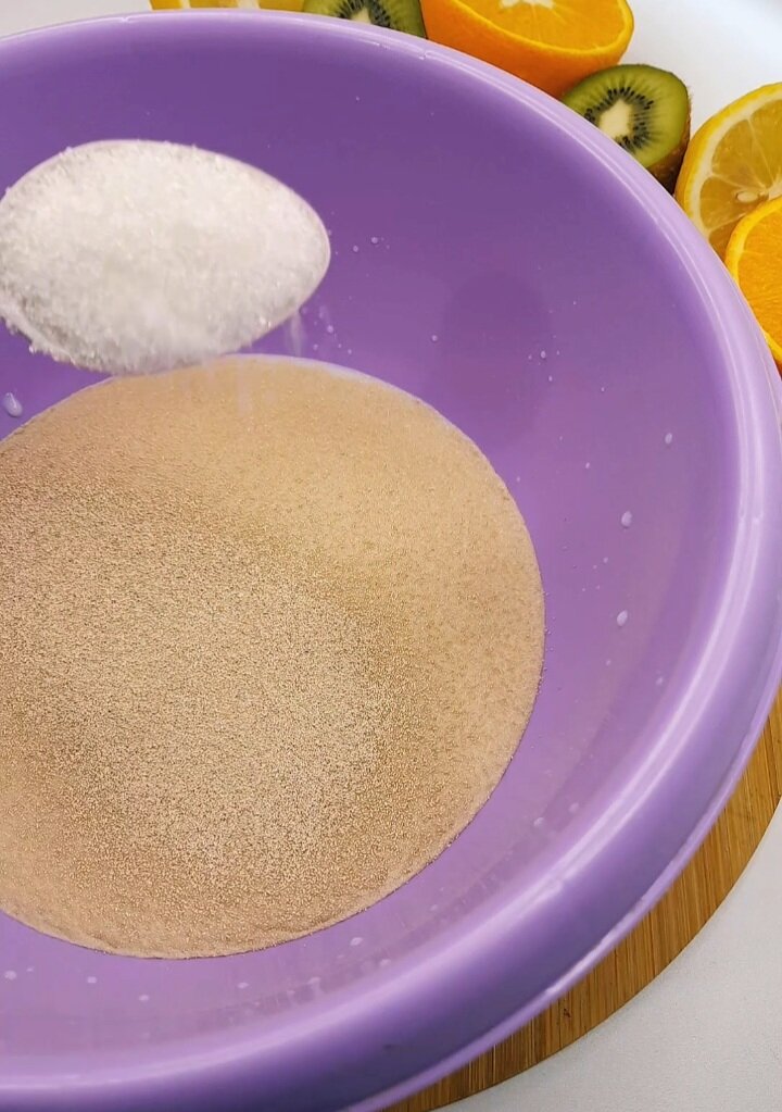 В ёмкость наливаем теплое молоко , добавляем сухие дрожжи и сахар , немного перемешаем и оставим на 5 минут под плёнку