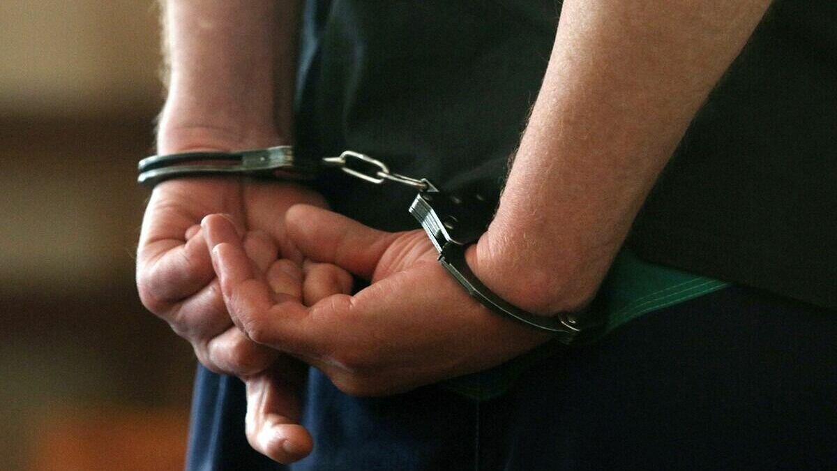     В Иране суд приговорил Оливье Вандекастиле, гражданина Бельгии, к 40 годам тюремного заключения, 74 ударам плетью и штрафу в $500 тыс. за шпионаж в пользу США, отмывание денег и контрабанду национальной валюты.