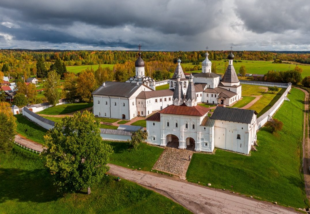 монастыри с озерами