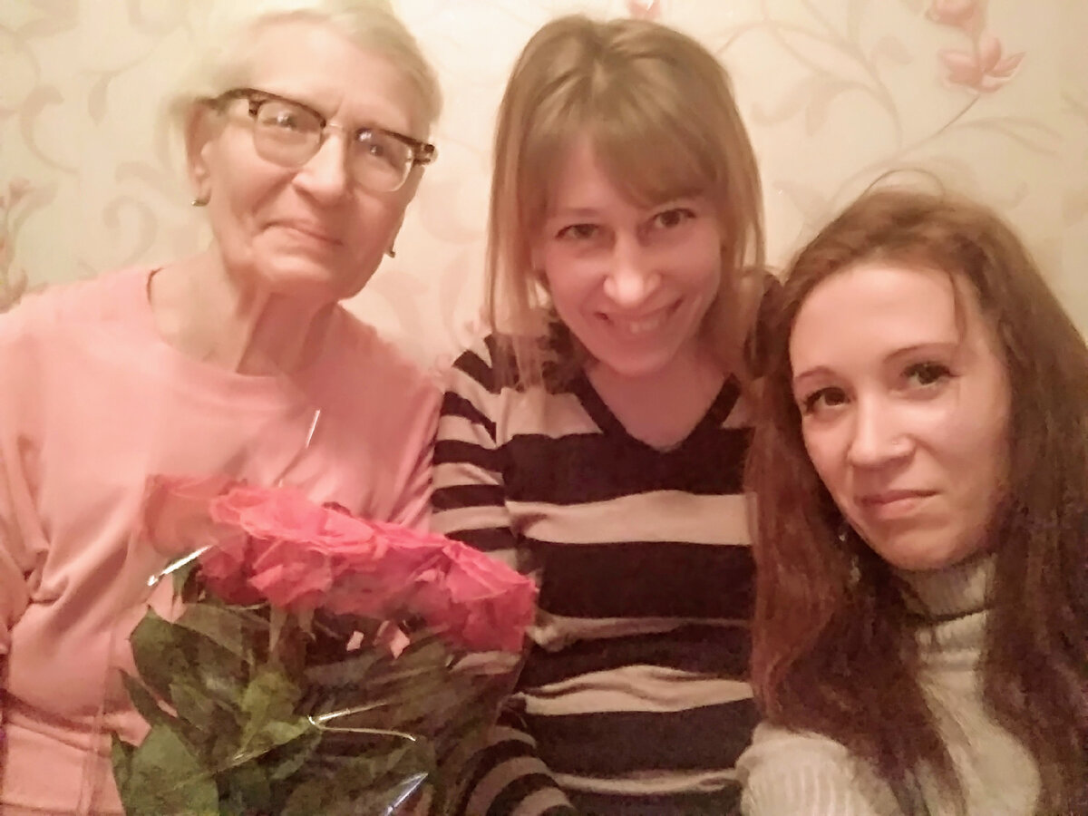 Я с мамой и старшей дочерью 2019 год. Маме 75