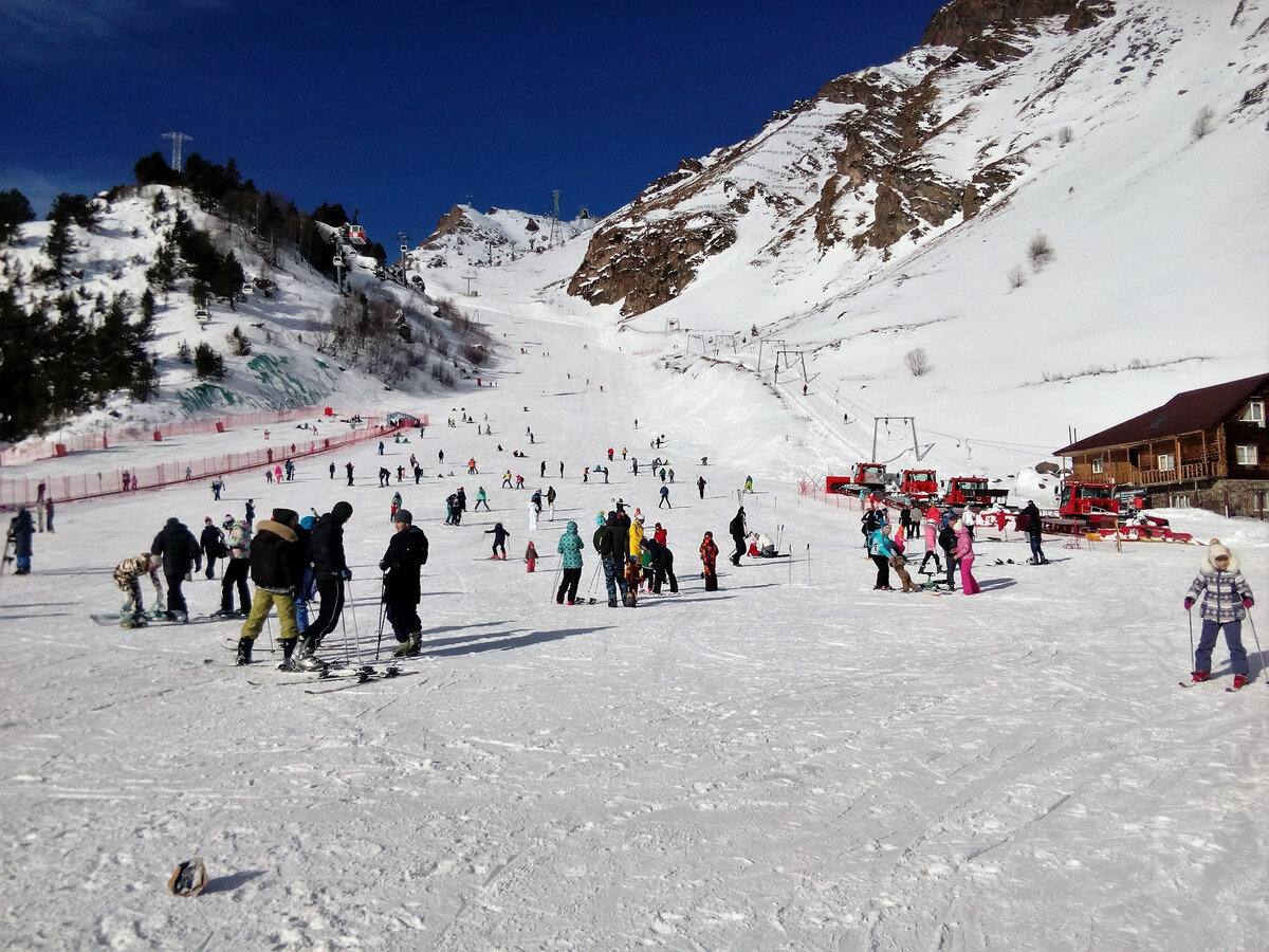 им не терпелось смешаться с разноцветной толпой, скользить и падать с горы, им казалось, что это самая вершина всего Кавказа. (фото из открытых источников)
