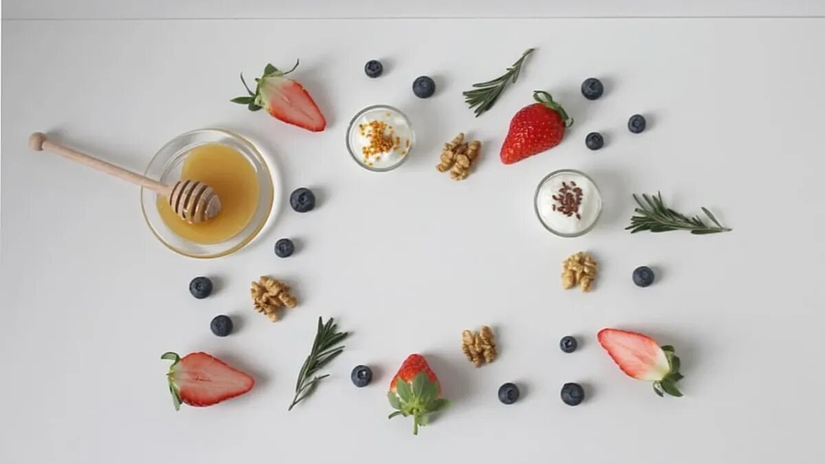 Мед и грецкие орехи - ингредиенты для кутьи. Фото: www.piqsels.com