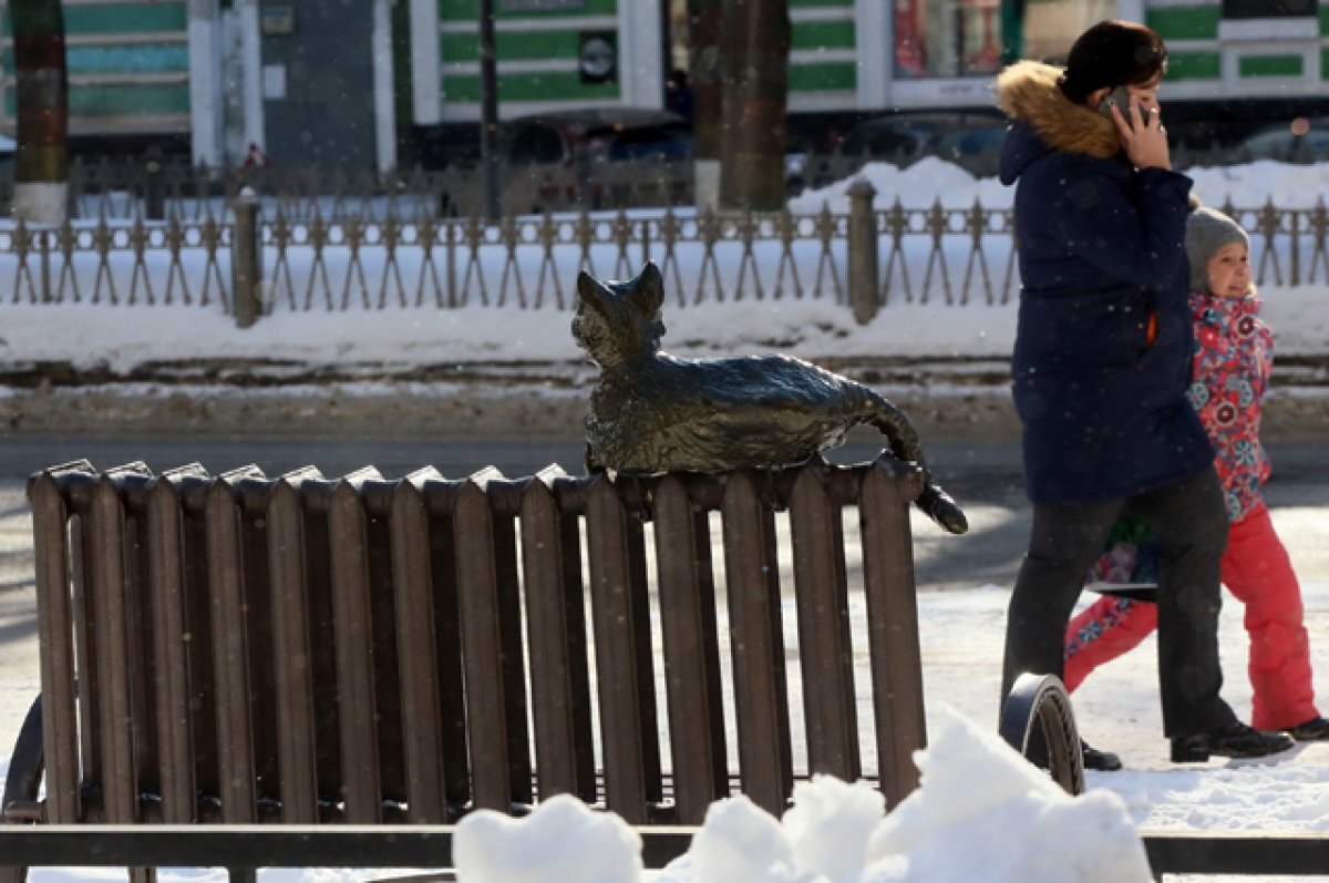    Во многих городах тепла, что называется, кот наплакал. Но спроса с чиновников за халтурную подготовку к зиме и того меньше.