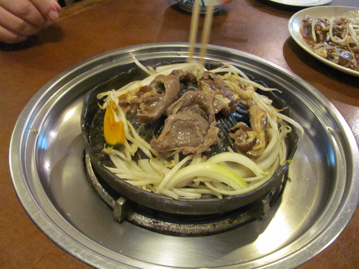 Так готовится "Чингисхан": сверху жарится баранина, а вокруг — в её жиру — овощи