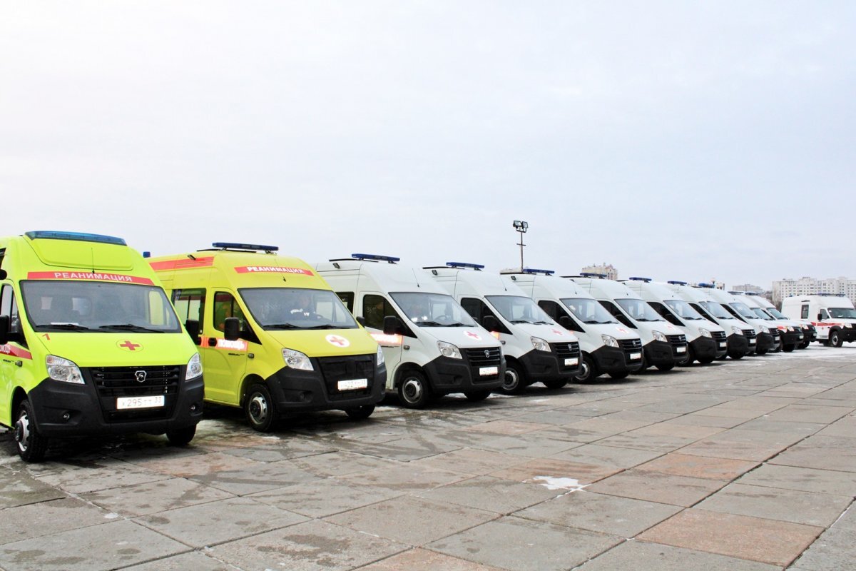    Александр Авдеев вручил главврачам больниц ключи от 15 машин скорой помощи