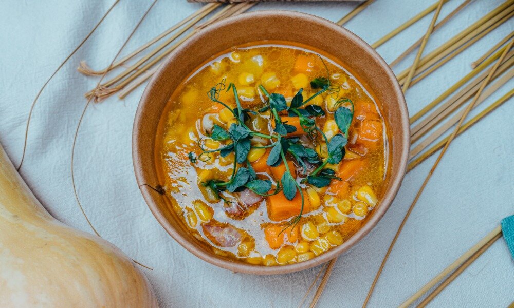 Ели суп детский. Sweet Corn and Carrots.