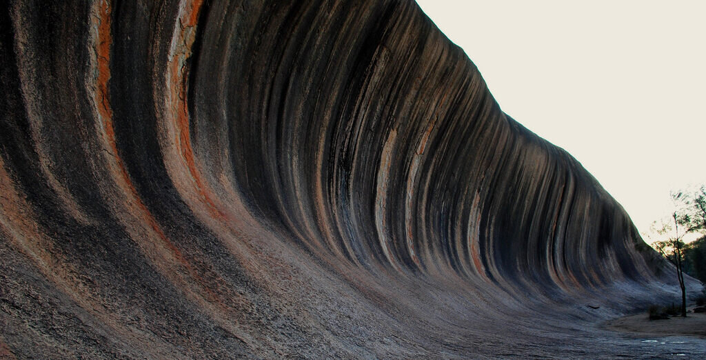 Каменная волна. Источник фото: https://www.atlasobscura.com/places/wave-rock-2