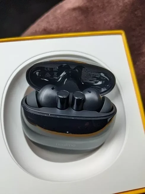 Наушники Realme Buds Air 2 черного цвета.