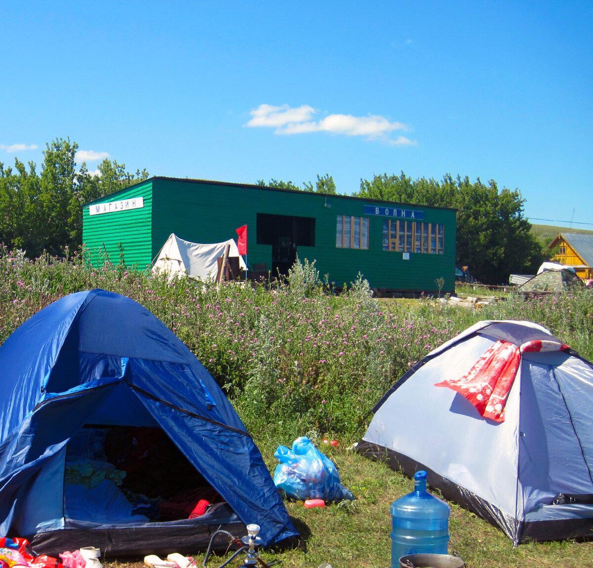 Магазин и недалеко от него располагались мусорные контейнеры