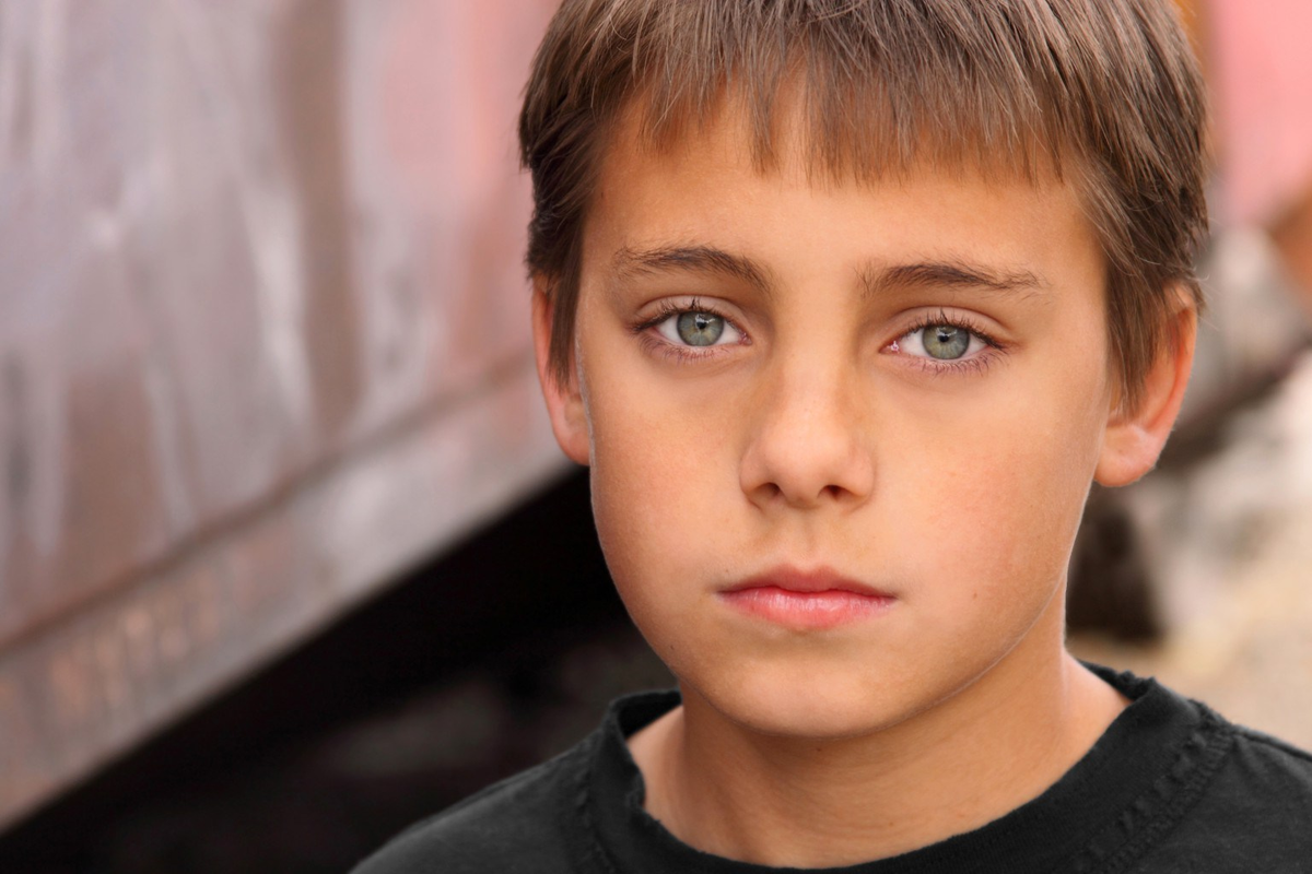 ребенок переживает, что он почему-то стал хуже других.