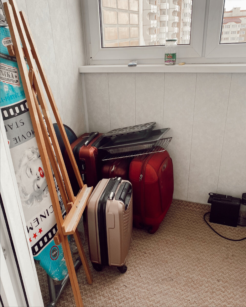 Из плюсов - нашелся мой мольберт! Вот он где был, оказывается. По иронии судьбы увезу на дачу. Хочу начать писать картины на природе. 