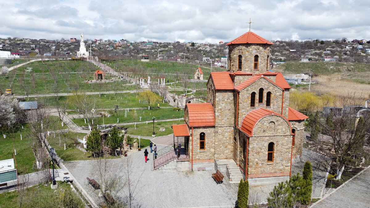 Территория Храмового комплекса (апрель 2022 года)