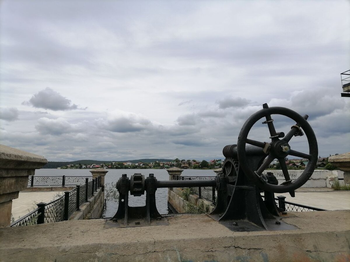 Сохранившиеся гидротехнические механизмы на плотине Сысертского завода