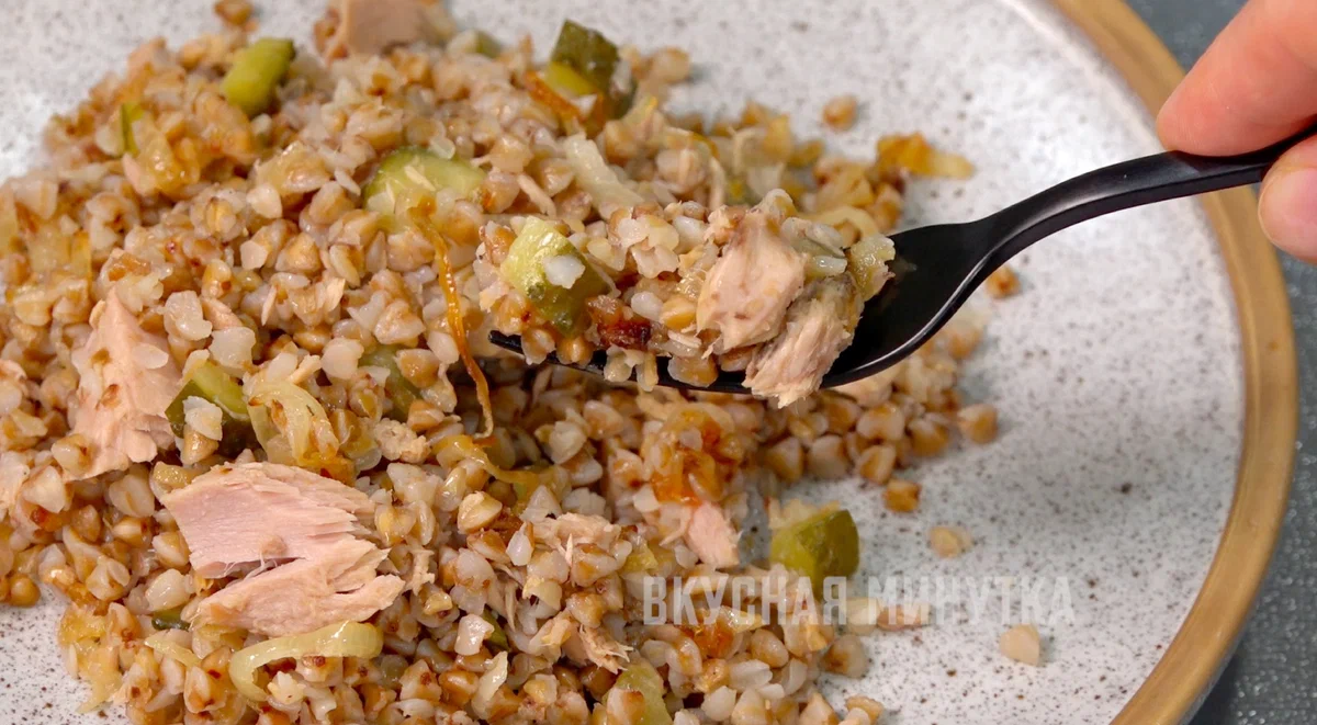 Гречка с вешенками. Гречка по купечески с грибами. Гречка. Курица в томатном соусе с гречкой. Кухня наизнанку рецепты гречка.