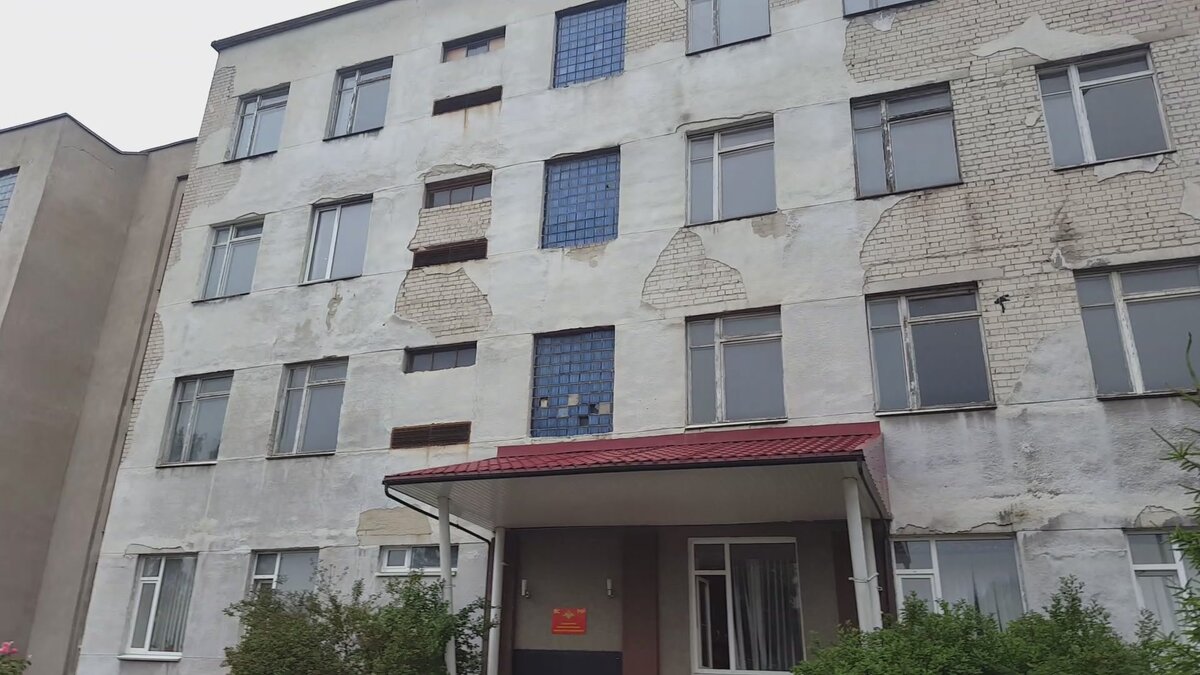 Постаревшее здание спального корпуса нашего факультета. Предпоследний этаж - этаж нашей роты. 