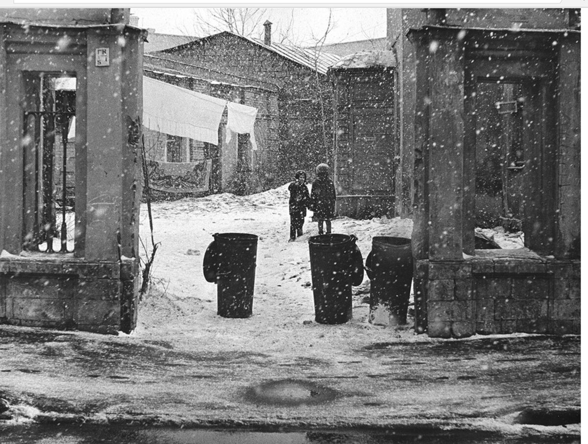 Родное ретро. Один из арбатских переулков. Середина 20 века. Фотограф Михаил Дашевский. Источник: https://cameralabs.org/12400-rodnoe-retro-fotograf-mikhail-dashevskij