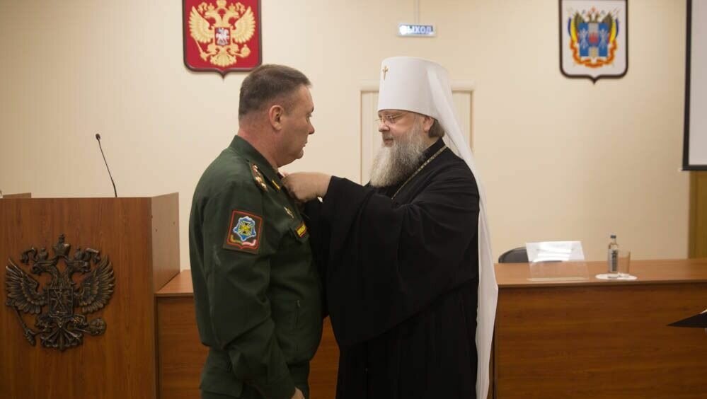     Митрополит Меркурий наградил медалью военкома Ростовской области Игоря Егорова, сообщается на сайте Ростовской-на-Дону епархии.