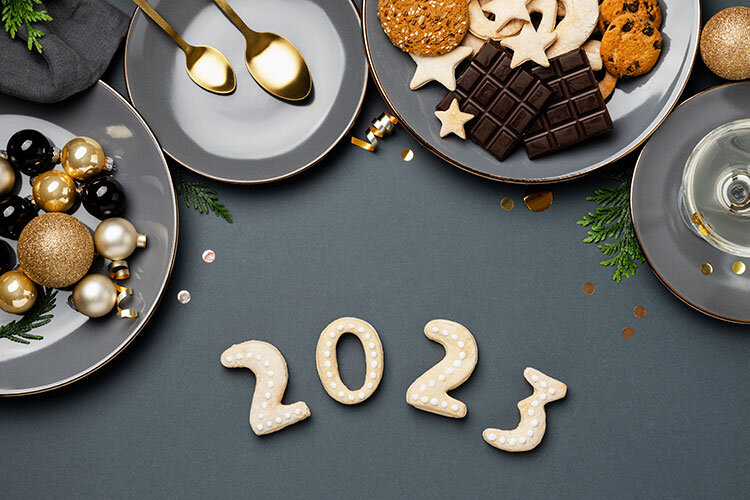    Если вам хочется хорошо выглядеть в новогоднюю ночь и блистать в новом платье, советую отказаться от сладкого, алкоголя, продуктов из белой муки Изображение от Freepik