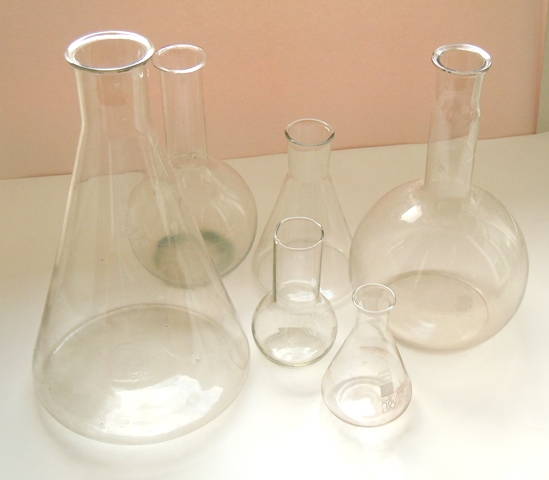 Колбы плоскодонные шарообразные (тип П) и конические (тип КН). Конические колбы называются колбами Эрленмейера